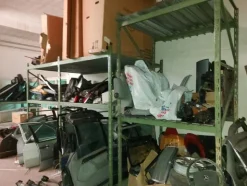 1#8036 Gabbie e scaffalature contenenti ricambi e materiale usato
