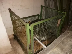 1#8036 Gabbie e scaffalature contenenti ricambi e materiale usato