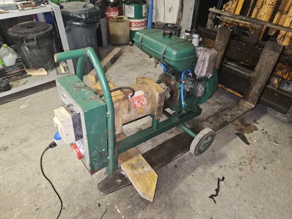 GENERATORE DI CORRENTE TRIFASE 220/380 VOLTS 3 KVA