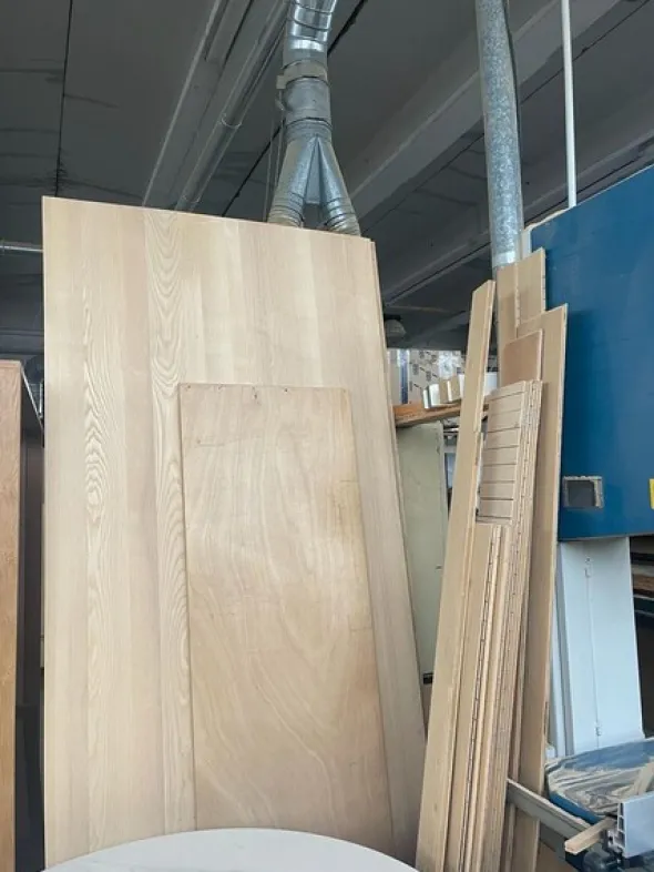 10#8083 Giacenze di magazzino di legno e marmo