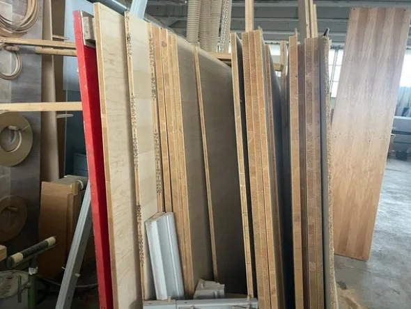10#8083 Giacenze di magazzino di legno e marmo