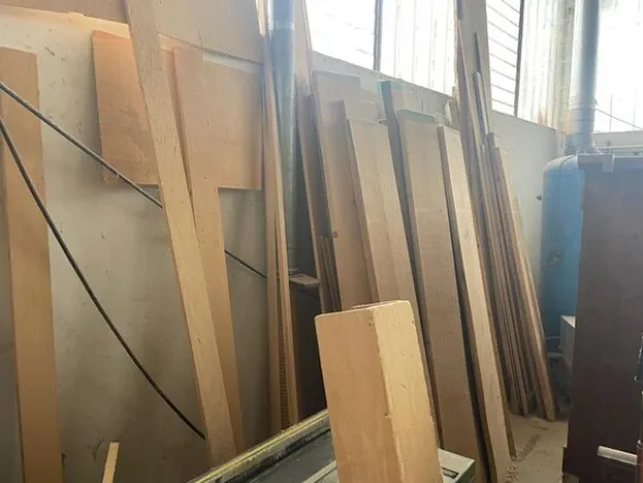 10#8083 Giacenze di magazzino di legno e marmo