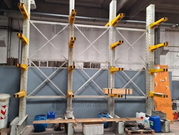 205#9818 Giacenze di magazzino e scaffalature
