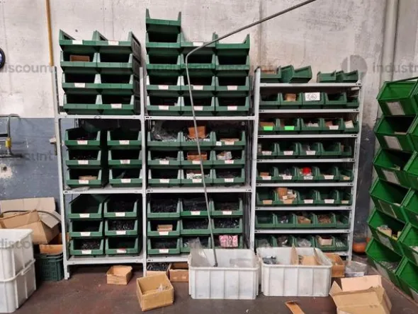 205#9818 Giacenze di magazzino e scaffalature