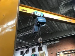 Gru a bandiera AIRON/Demag 2000 kg.