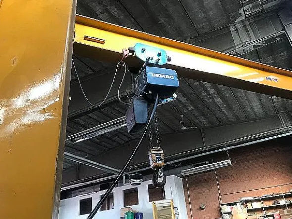 Gru a bandiera AIRON/Demag 2000 kg.