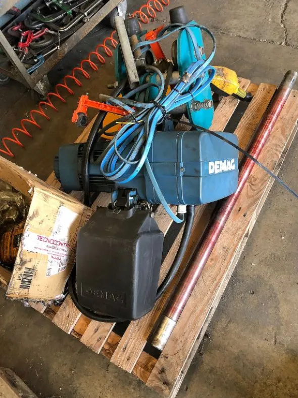 Gru a bandiera AIRON/Demag 2000 kg.