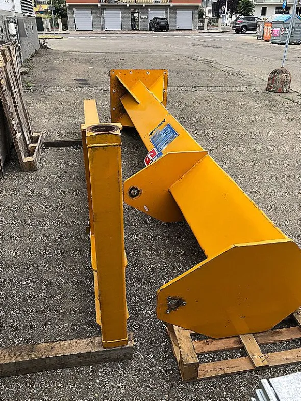Gru a bandiera AIRON/Demag 2000 kg.