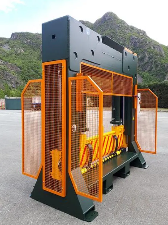 GUILLOTINE REEL-SLITTER