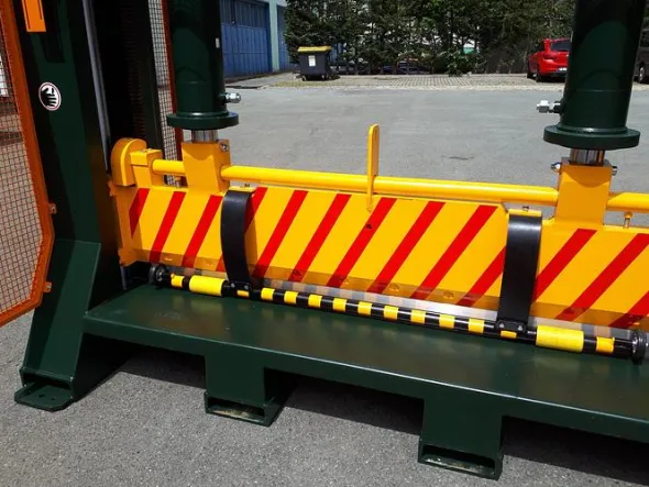 GUILLOTINE REEL-SLITTER