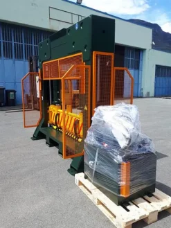 GUILLOTINE REEL-SLITTER