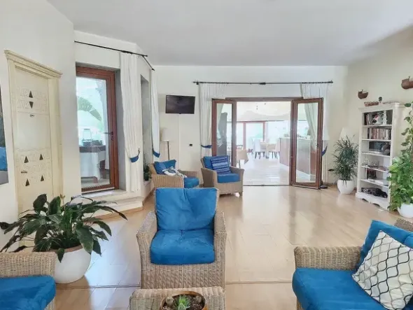 #24323 Hotel con arredi e dotazioni