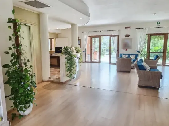 #24323 Hotel con arredi e dotazioni
