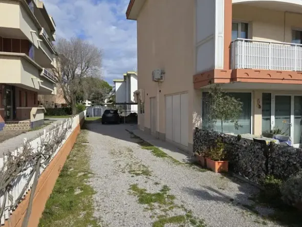 #25771 Hotel di tre piani vista mare