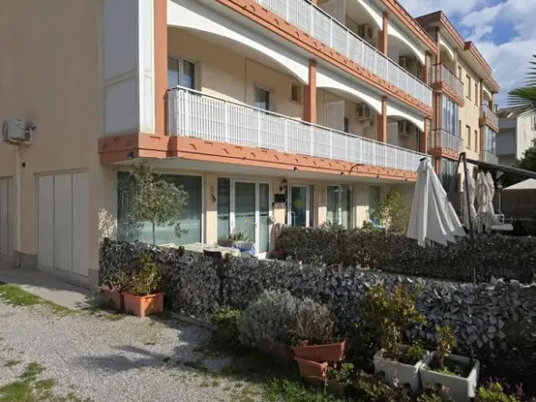 #25771 Hotel di tre piani vista mare