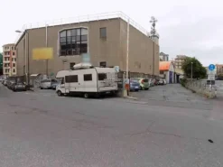 #18297 Immobile commerciale e quota di aree asfaltate