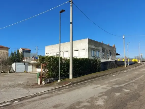 #15825 Immobile commerciale su due livelli con pertinenza esclusiva