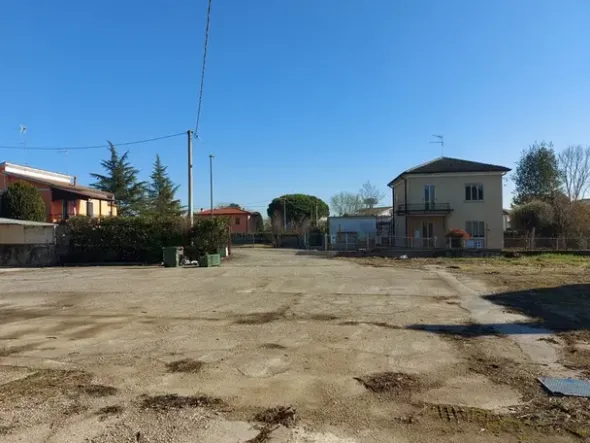#15825 Immobile commerciale su due livelli con pertinenza esclusiva