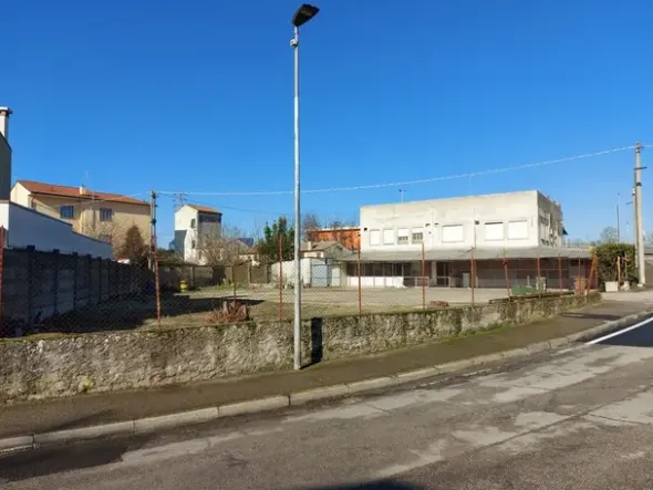 #15825 Immobile commerciale su due livelli con pertinenza esclusiva