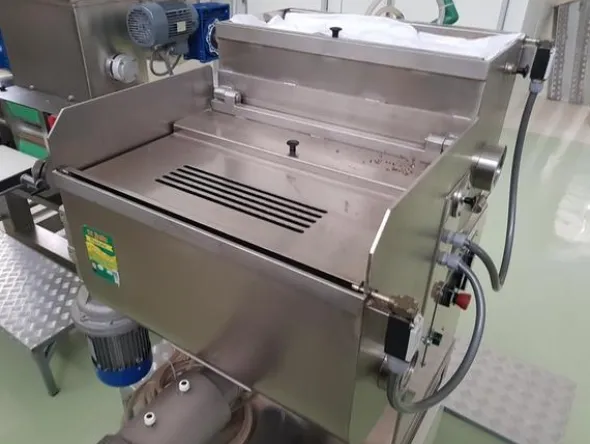 4#4053 Impastatrice e pressa Dominioni
