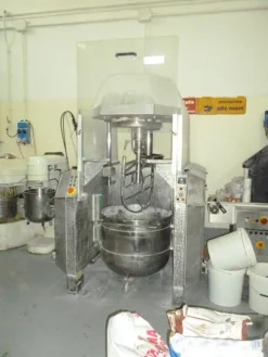 3#3408 Impastatrice planetaria 300 litri