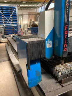 Impianto taglio plasma marca f. farina 2500x6000