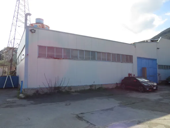 Industria di produzione arredi scolastici funzionante