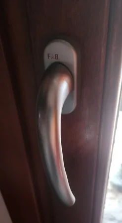 Infissi legno con zanzariera e scuretti