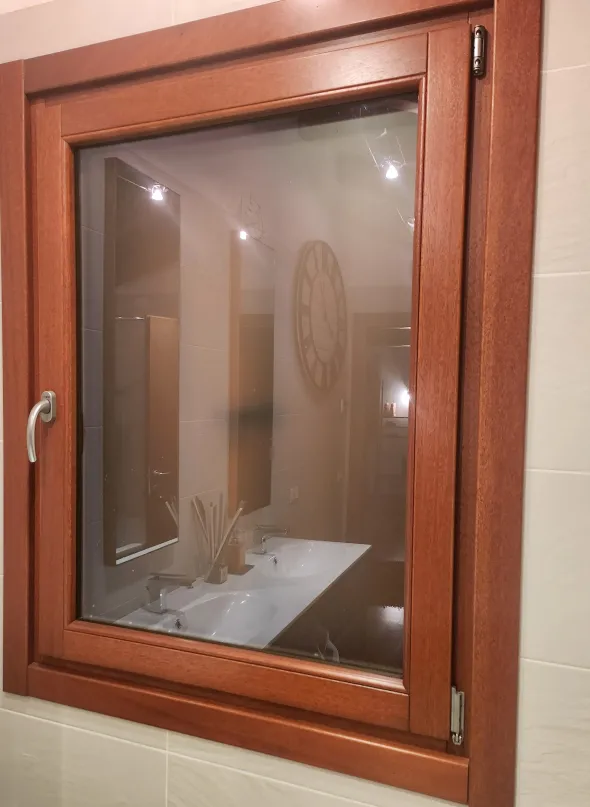 Infissi legno con zanzariera e scuretti