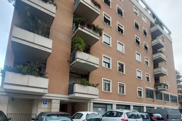 #25750 In vendita o in locazione commerciale locali al piano terra