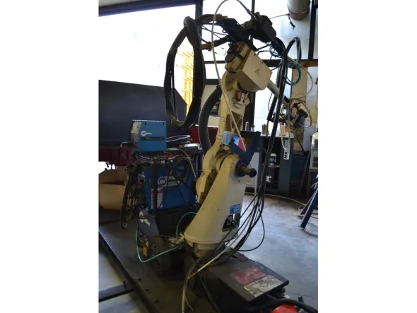 ISOLE DI SALDATURA COMAU CON ROBOT SMART S2 C3G