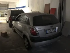5#3899 Kia Rio e motociclette Yamaha