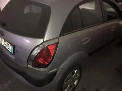 5#3899 Kia Rio e motociclette Yamaha