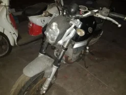 5#3899 Kia Rio e motociclette Yamaha
