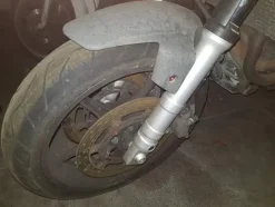 5#3899 Kia Rio e motociclette Yamaha