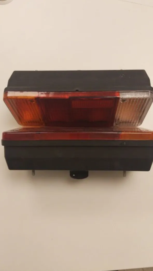 37#4979 Kit fanali posteriori Nissan Cabstar(pacchetto 30 kit)