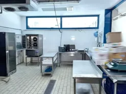 #2536547 Laboratorio adibito a pescheria con attrezzature