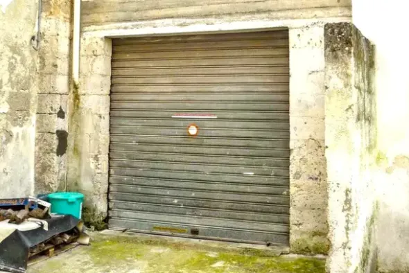 #25560 Laboratorio artigiano con corte in centro città