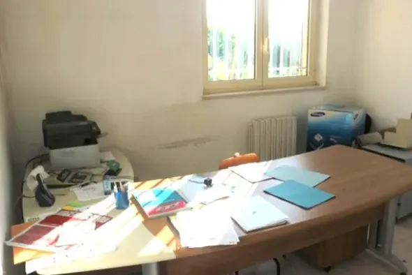 #8673 Laboratorio con corte in edificio residenziale