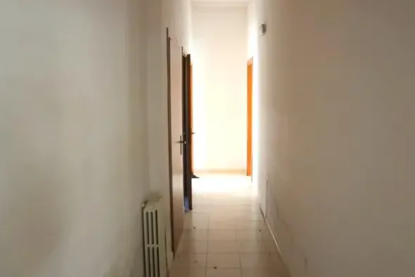 #8673 Laboratorio con corte in edificio residenziale