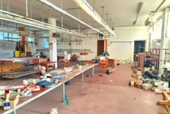 #8673 Laboratorio con corte in edificio residenziale