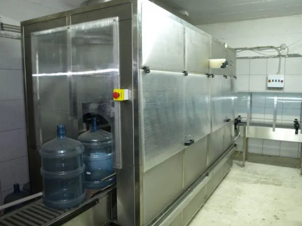 LC618 Linea imbottigliamento automatica usata 18,9L