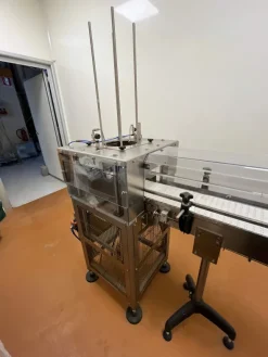 LINEA CONFEZIONAMENTO CONTENITORI IN PLASTICA