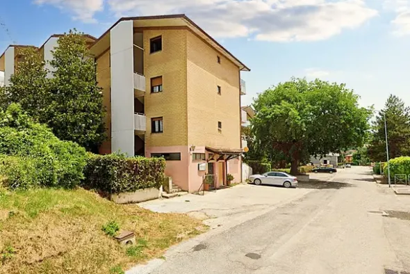 #22395 Locale commerciale al piano sottostrada