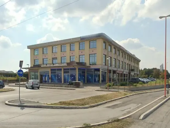 #14712 Locale commerciale con autorimesse