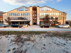 #22974 Locale commerciale con cinque garage