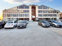#22974 Locale commerciale con cinque garage