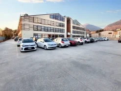 #22974 Locale commerciale con cinque garage