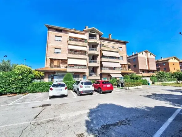 #2536192 Locale commerciale con corte