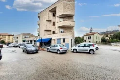 #22548 Locale commerciale con due garage